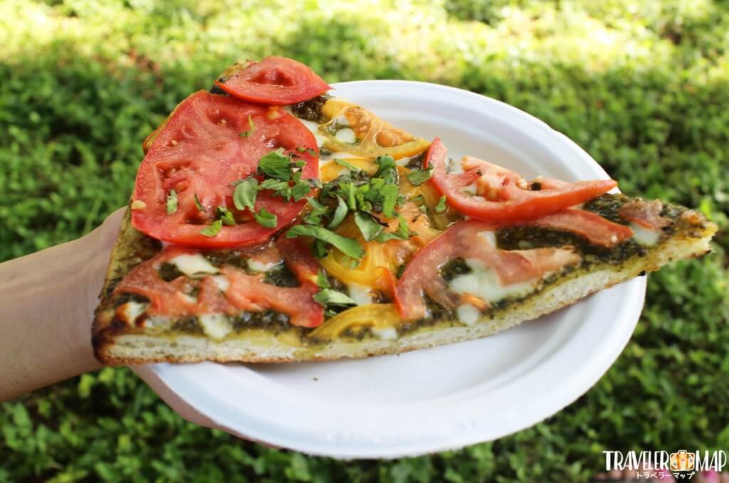 フレッシュトマト＆モッツァレアの焼き立てピザ